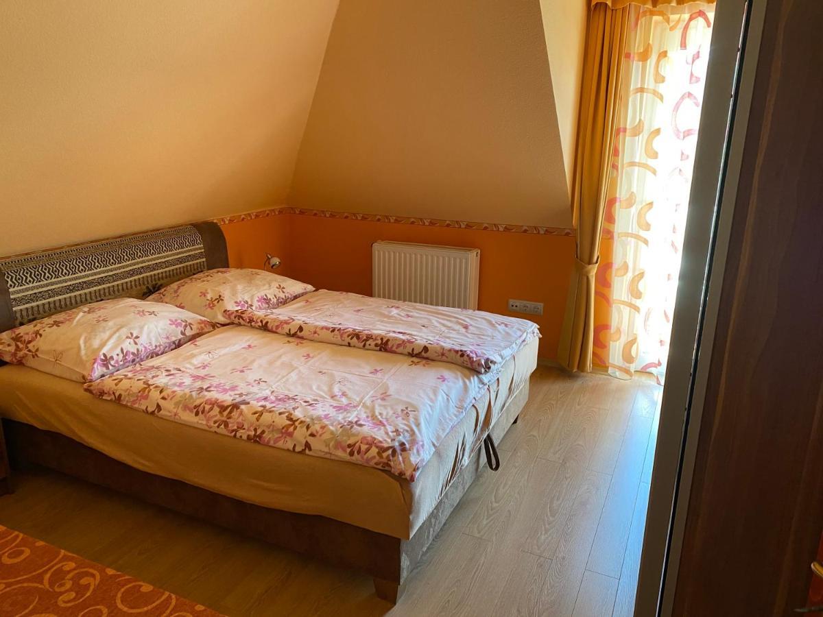 Panka Vendeghaz Emeleti Apartment *